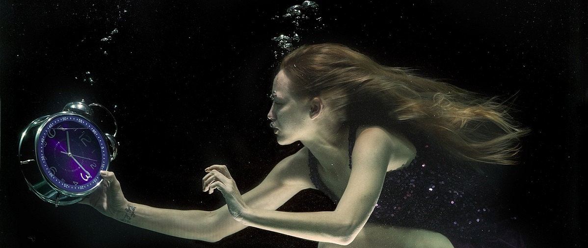 A women with a watch under the water