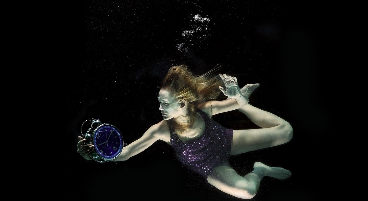 A swimming women with a watch under the water